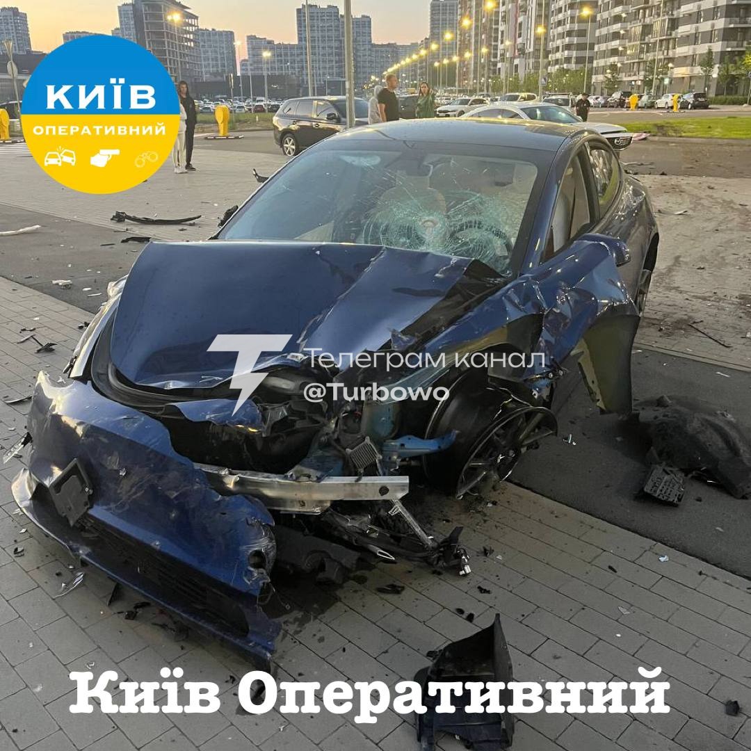 У Києві 15-річний підліток за кермом Tesla у стані сп’яніння врізався в…