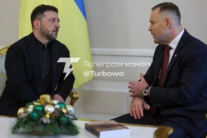 Конфлікт між президентом України Володимиром Зеленським та Каролем Навроцьким триває