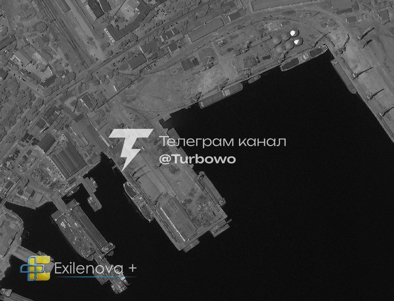 Внаслідок ураження нафтобази в Керчі згоріли щонайменше 4 із 7 резервуарів із…