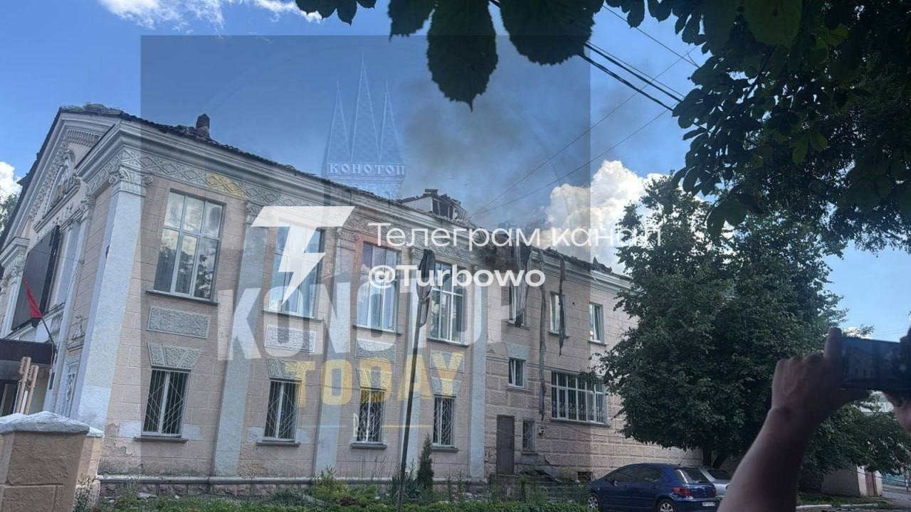 Виродки атакували кінотеатр в центрі Конотопа – всередині можуть бути люди, мер…
