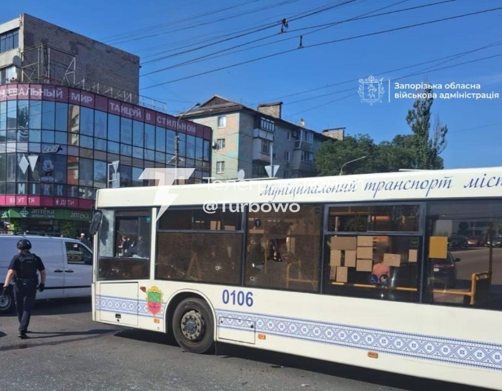 Росіяни знову атакували цивільний транспорт у Запоріжжі: через вибух російського…