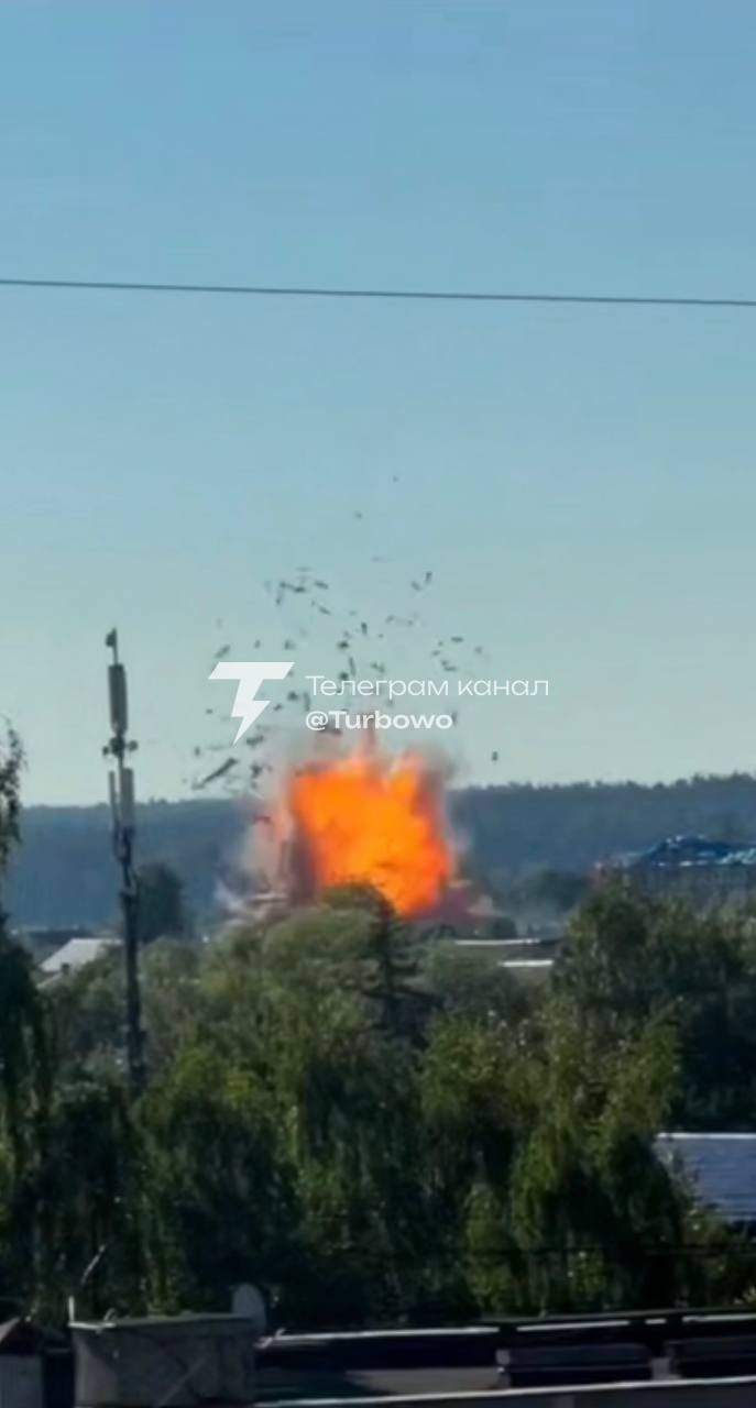 Русня з самого ранку бомбить свої ж житлові будинки в Московській області – РЕБ…