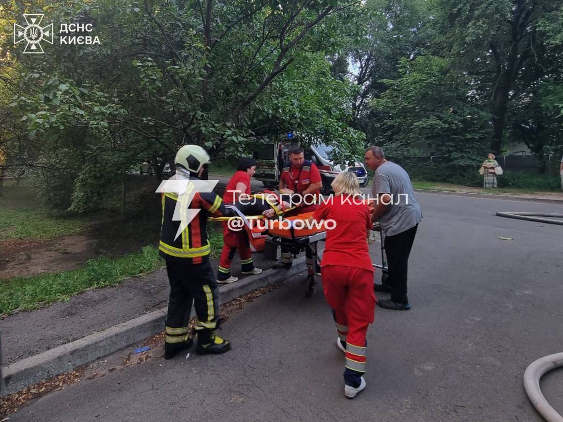 У Києві жінка випала з шостого поверху