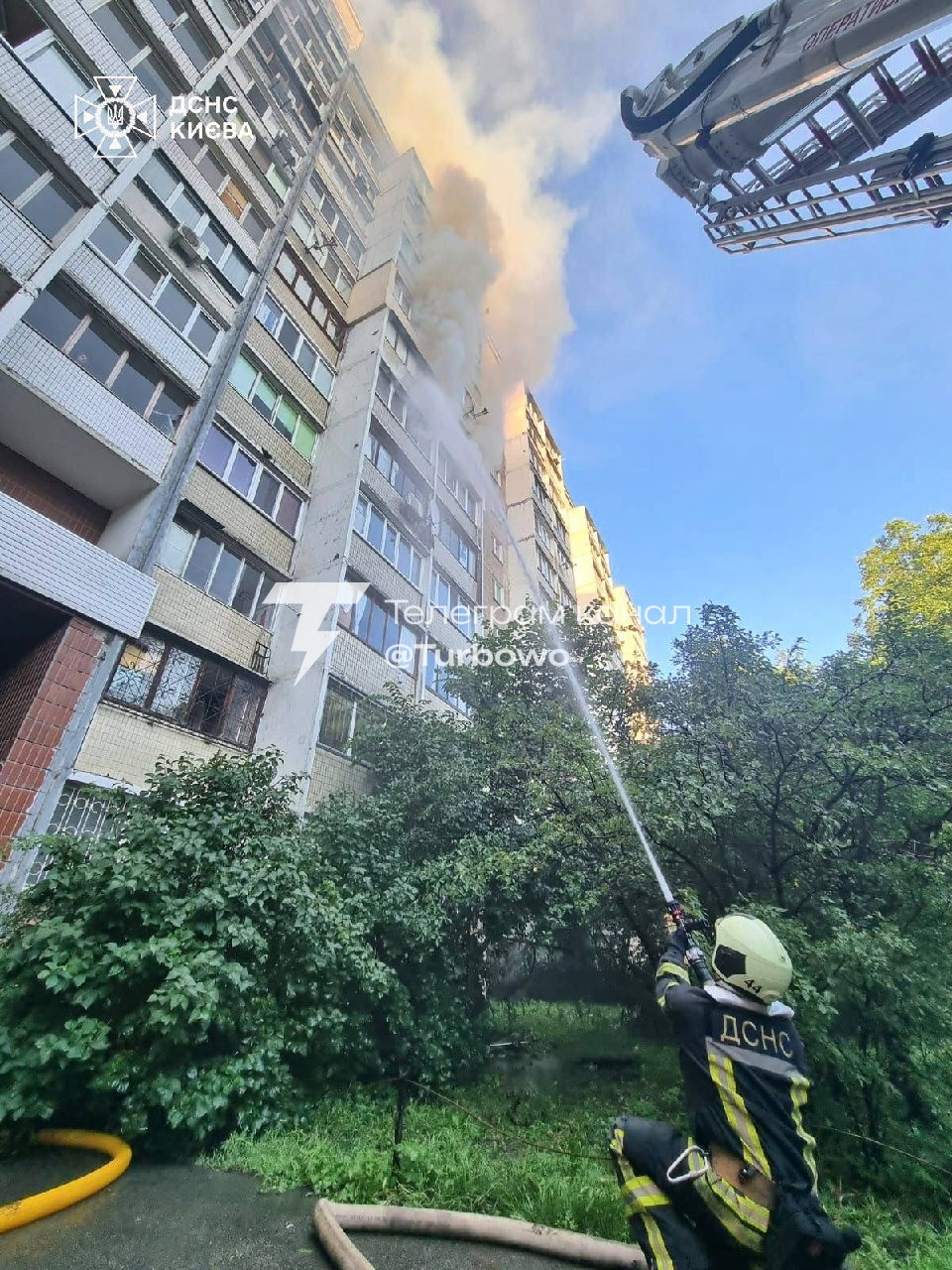 У Києві жінка випала з шостого поверху