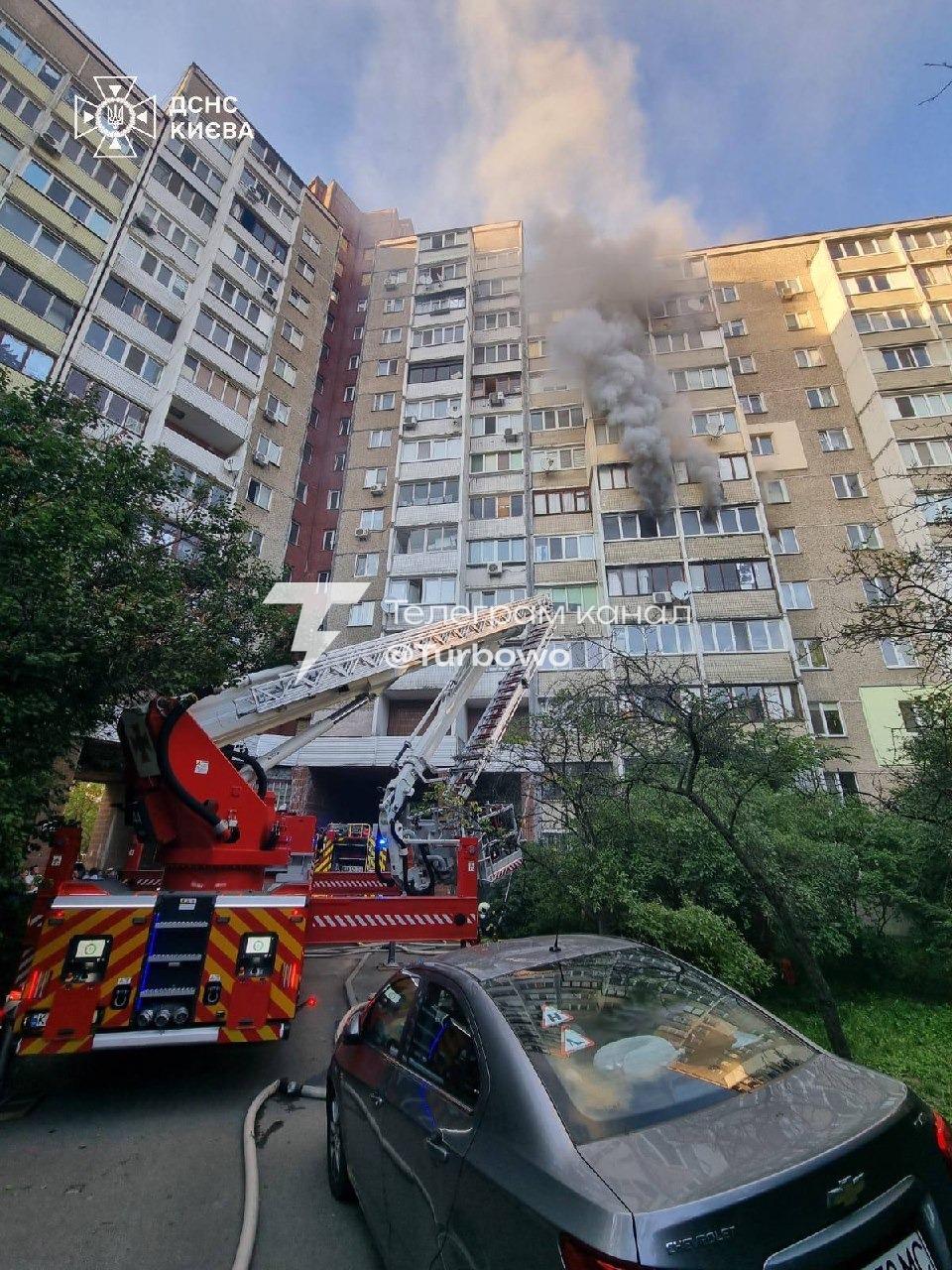 У Києві жінка випала з шостого поверху