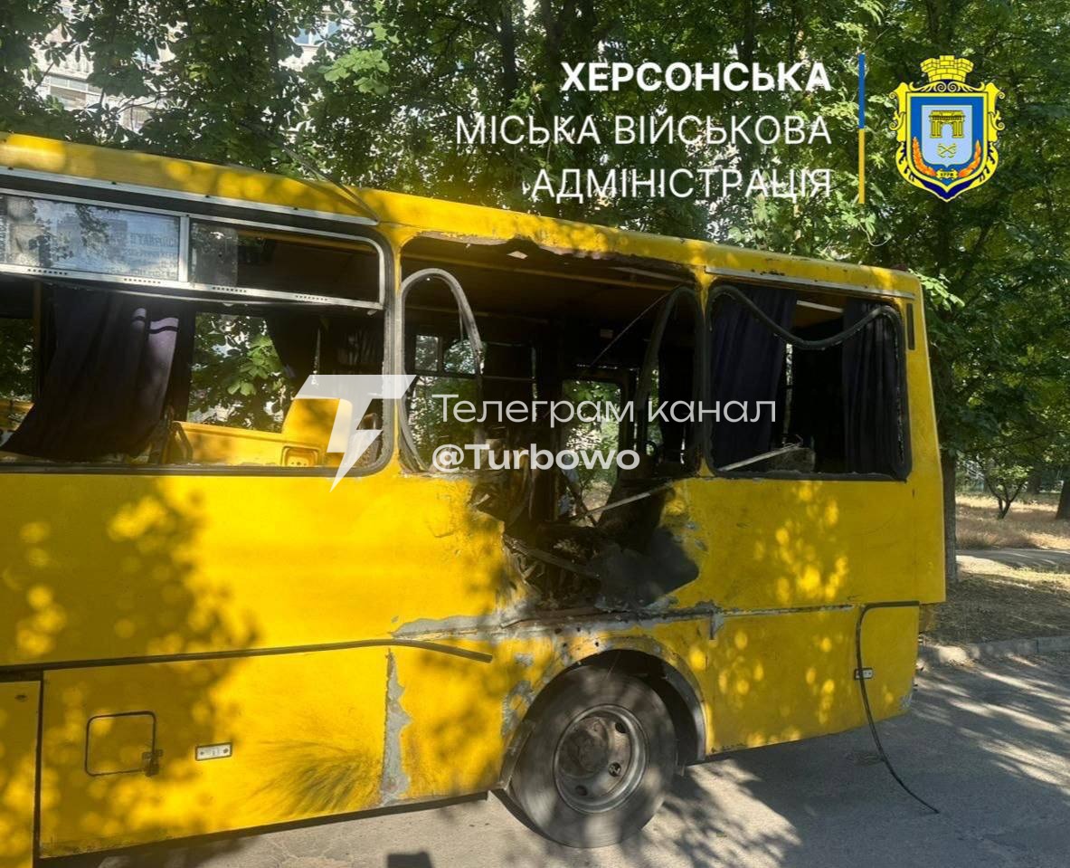 Російські війська завдали удару дроном по маршрутці в центрі Херсона