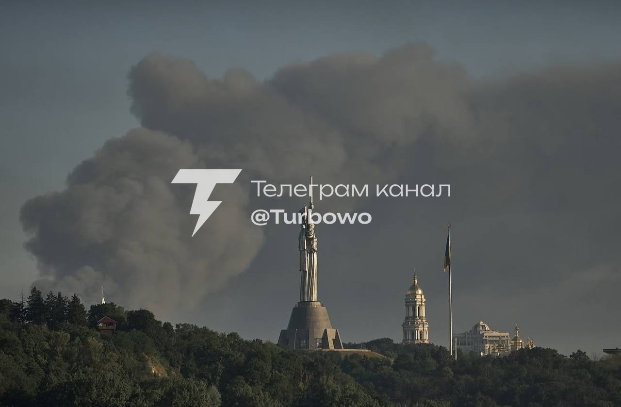Київ у руїнах, диму та скорботі за загиблими