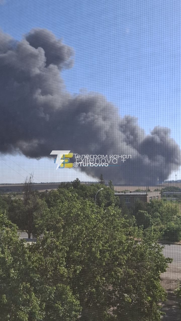 В тимчасово окупованому Бердянську після прильоту горить