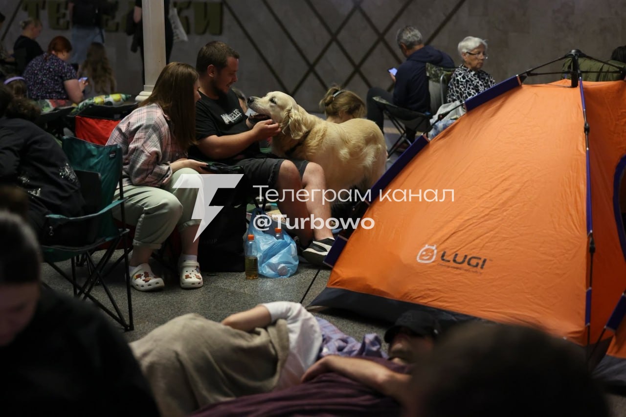 Понад 52 000 людей ховались від російських ракет та дронів у метро Києва, серед них…