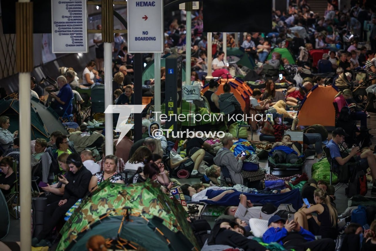 Понад 52 000 людей ховались від російських ракет та дронів у метро Києва, серед них…