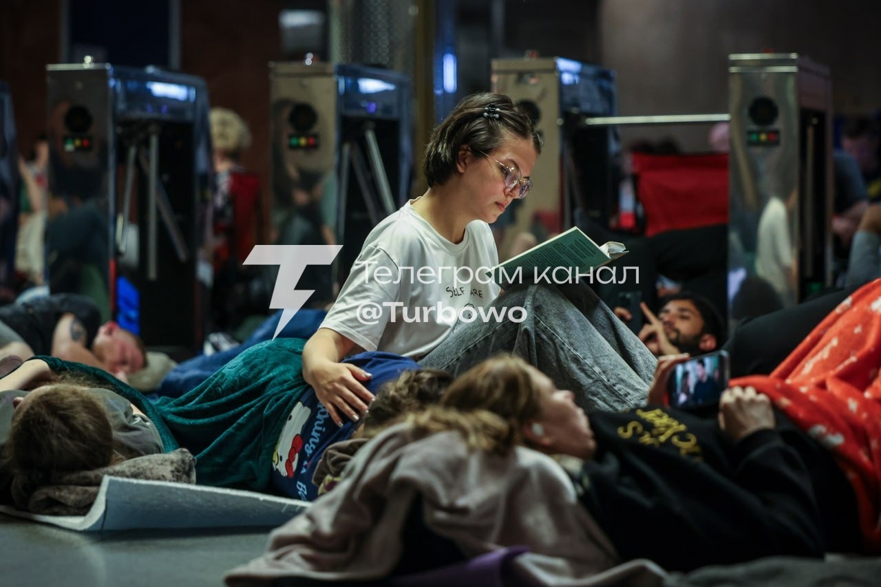 Понад 52 000 людей ховались від російських ракет та дронів у метро Києва, серед них…