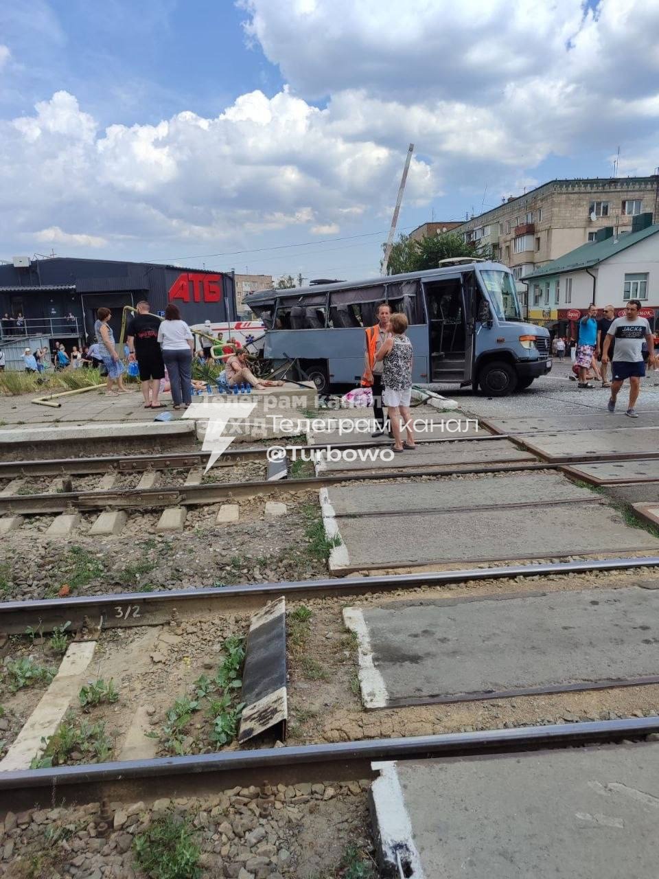 Поїзд протаранив маршрутку з людьми на Рівненщині, – місцеві ЗМІ