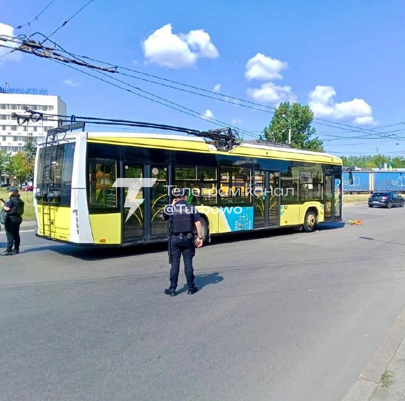 У Львові тролейбус ледь не наїхав на гранату Водій вчасно зупинився та евакуював…