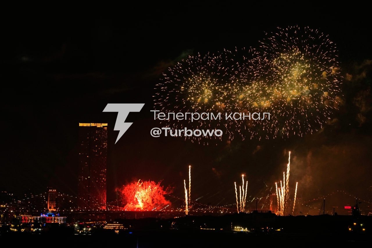 Бруклінський міст у Нью-Йорку спалахнув через феєрверки на святкуванні Дня…
