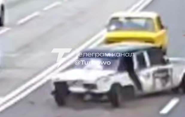 На Харківщині під час руху розвалився автомобіль «Жигуль»