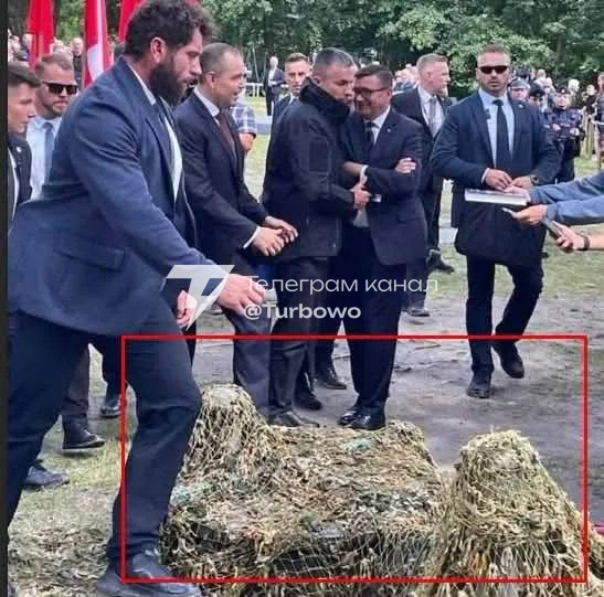 Поляки замаскували сітками українські могили з тризубами в галицькому селі Радруж…