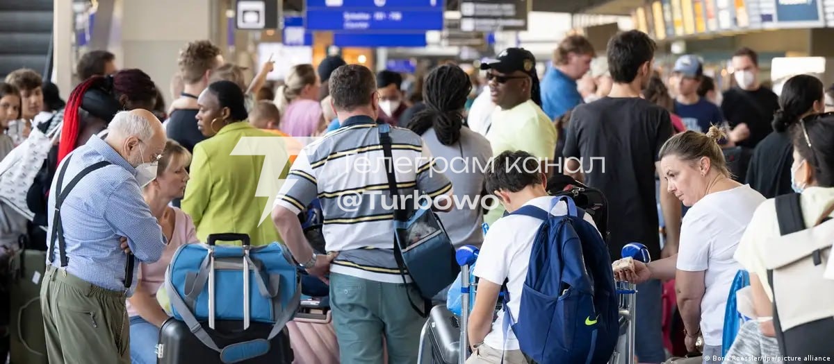 У ЄС діти до 14 років зможуть літати поруч із батьками без доплати Нові правила…