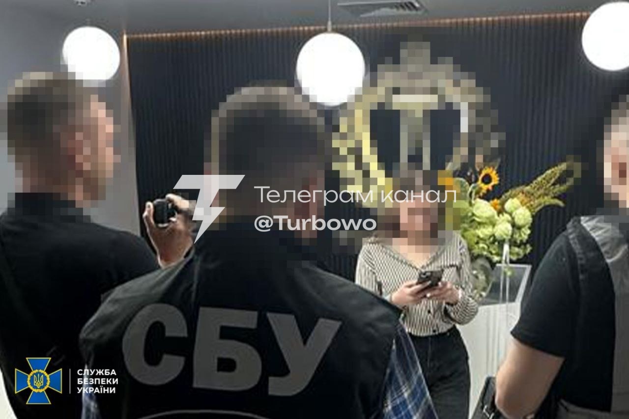 Адвоката викрили на хабарі в 30 тисяч доларів СБУ та Національна поліція затримали…