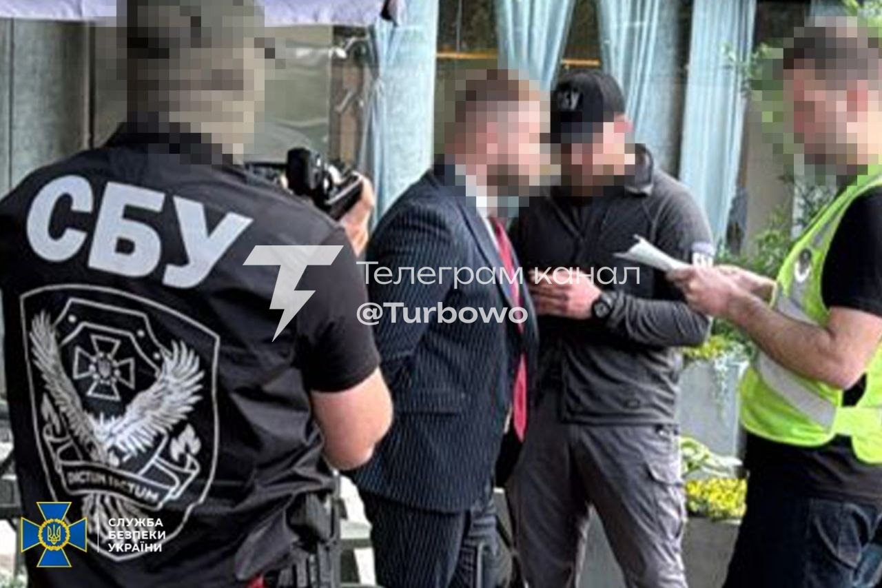 Адвоката викрили на хабарі в 30 тисяч доларів СБУ та Національна поліція затримали…