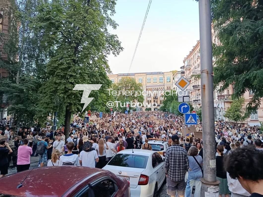 Триває другий день масштабних протестів проти кадрових змін в уряді