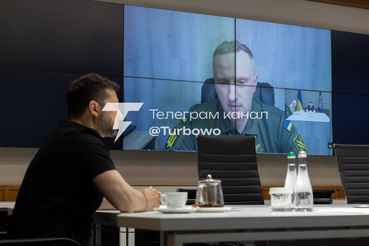 Зеленський продовжує діалог з командирами корпусів на фронті Обговорено постачання…