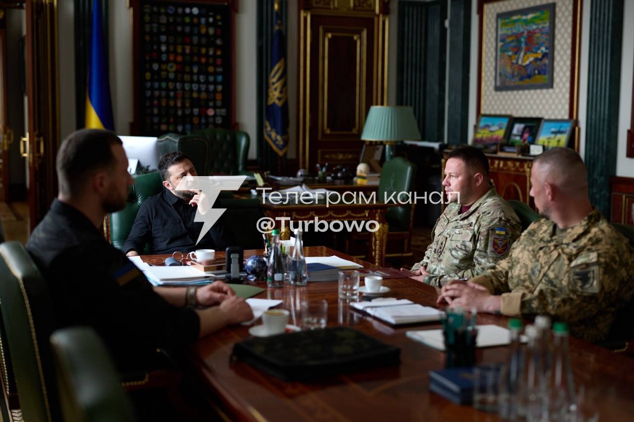Зеленський зустрівся з командиром ДШВ ЗСУ Апостолом