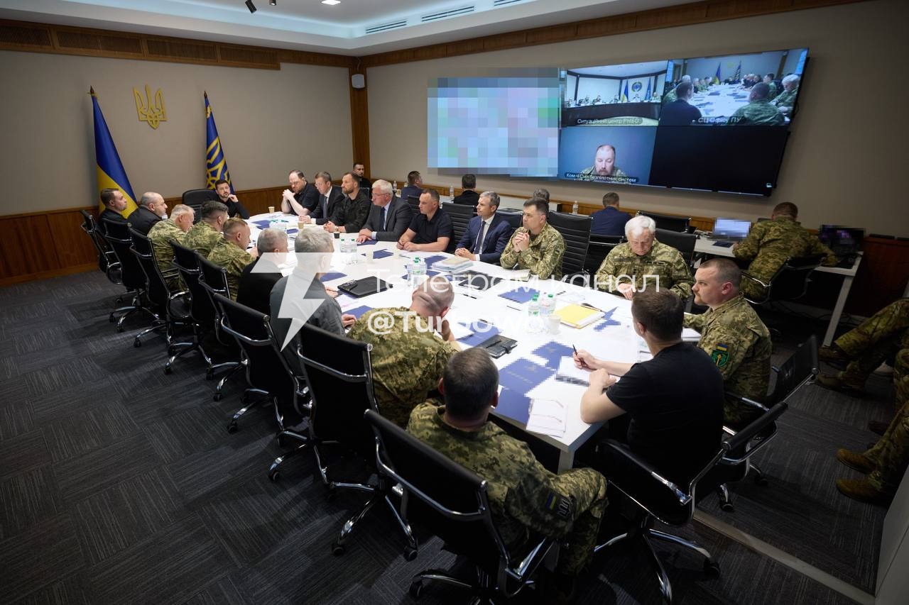 Зеленський провів спеціальне засідання Ставки за участю командирів корпусів…