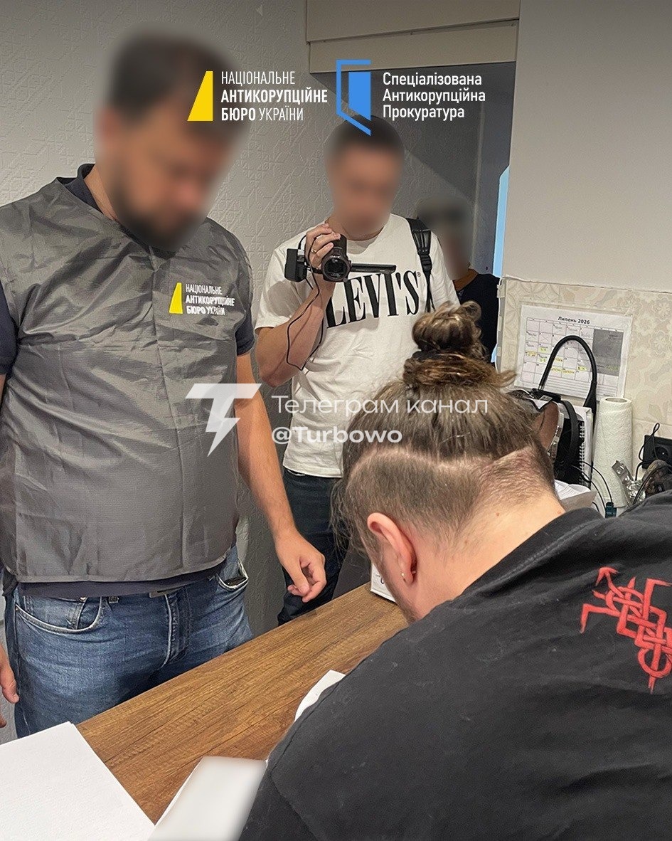 НАБУ повідомило про підозри восьми особам у справі про розкрадання коштів…
