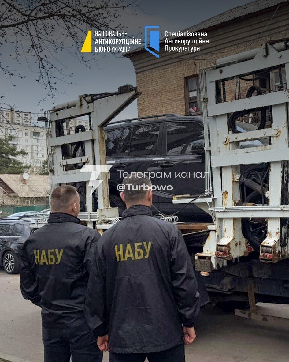 НАБУ повідомило про підозри восьми особам у справі про розкрадання коштів…