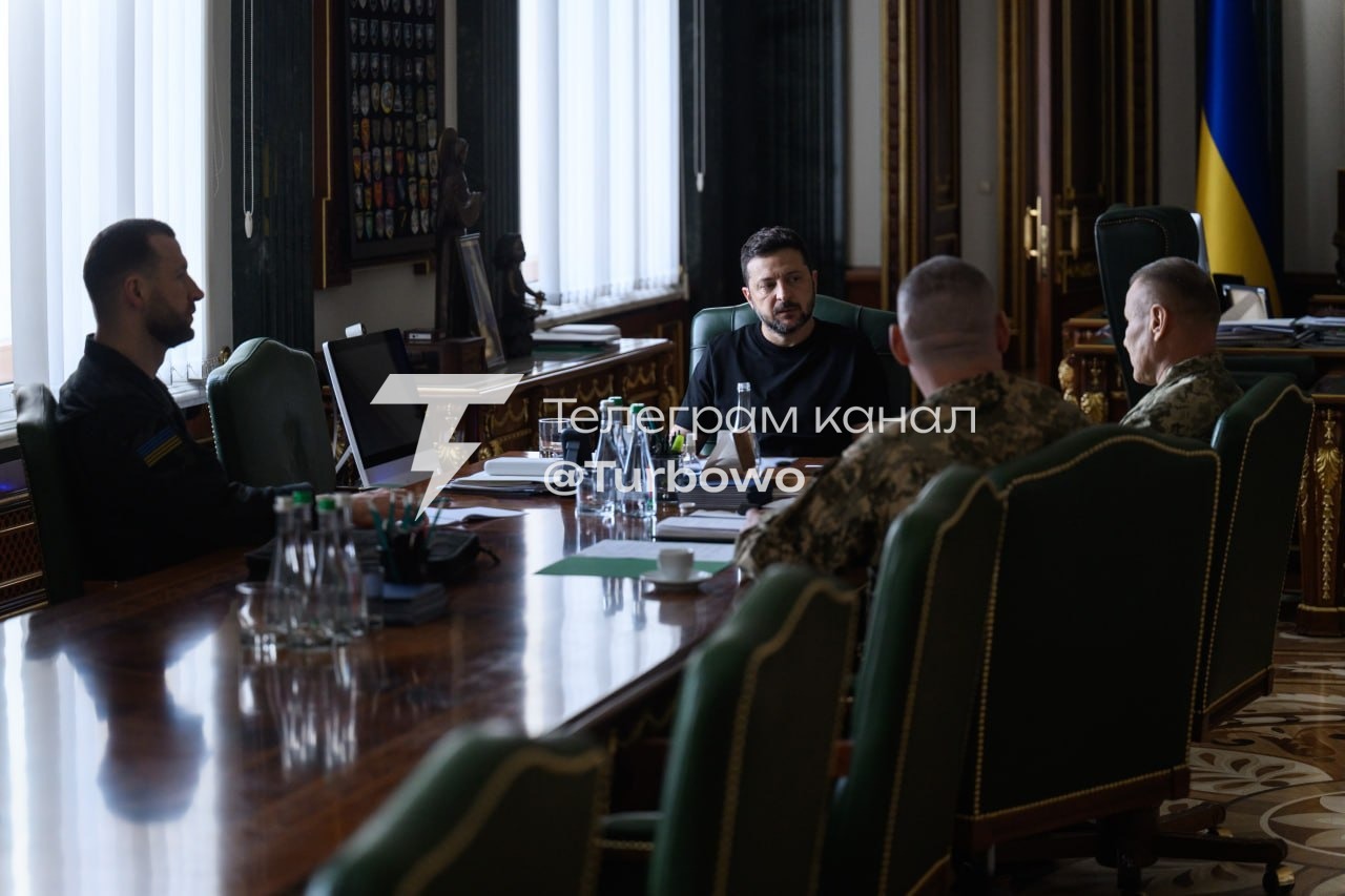 Продовжуємо спілкуватися разом із Євгенієм Хмарою та Павлом Палісою з командирами…