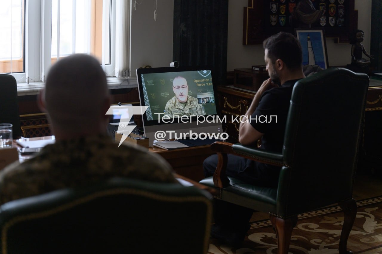 Зеленський заслухав доповідь командувача угруповання «Схід» Віктора Ніколюка…