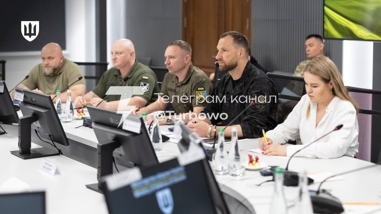 Міністр оборони Євген Хмара зустрівся з послом США при НАТО Метью Вітакером та…