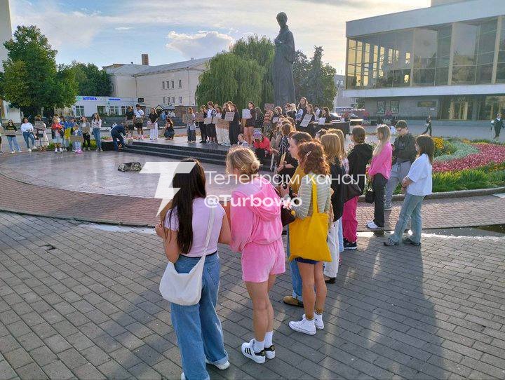 Мітинги щодо кадрових змін у Міністерстві оборони тривають у Києві та інших містах…