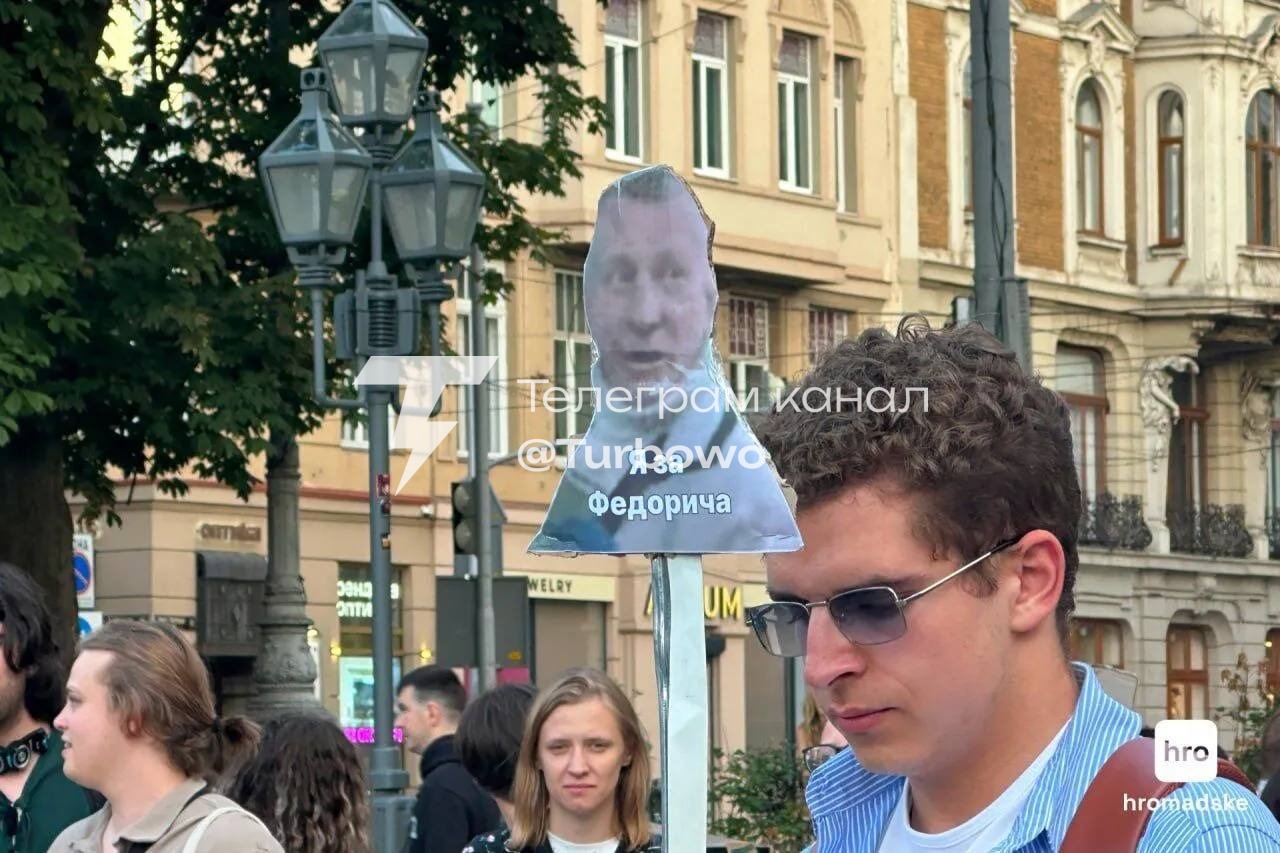 Мітинги щодо кадрових змін у Міністерстві оборони тривають у Києві та інших містах…