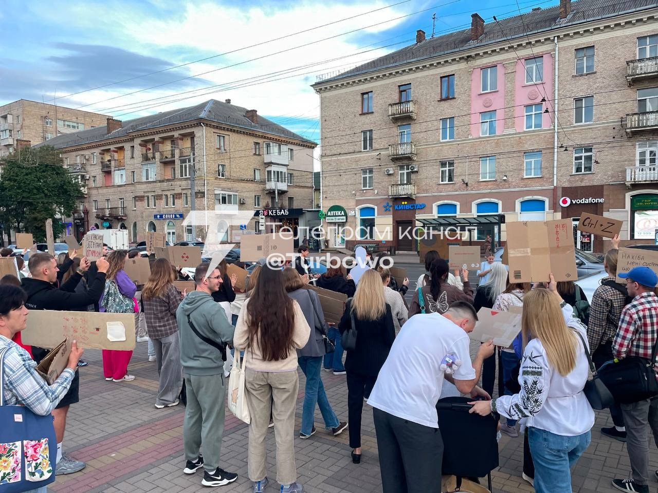 Мітинги щодо кадрових змін у Міністерстві оборони тривають у Києві та інших містах…