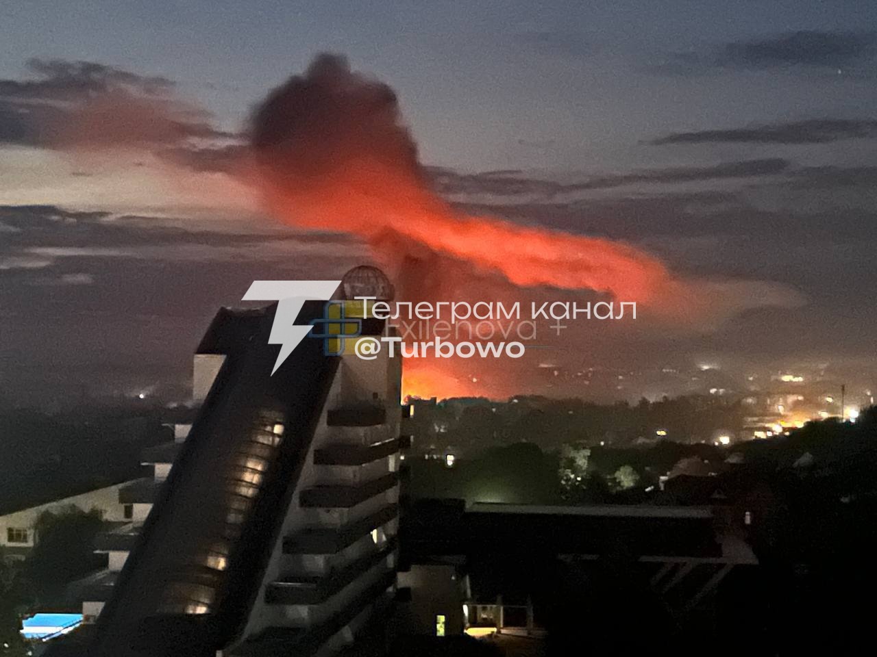 У тимчасово окупованому Луганську пролунали вибухи , після чого спалахнула пожежа