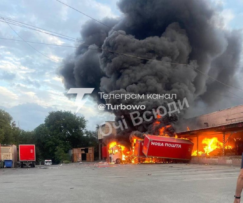 Росія завдала удару по сортувальному терміналу «Нової пошти» в Запоріжжі