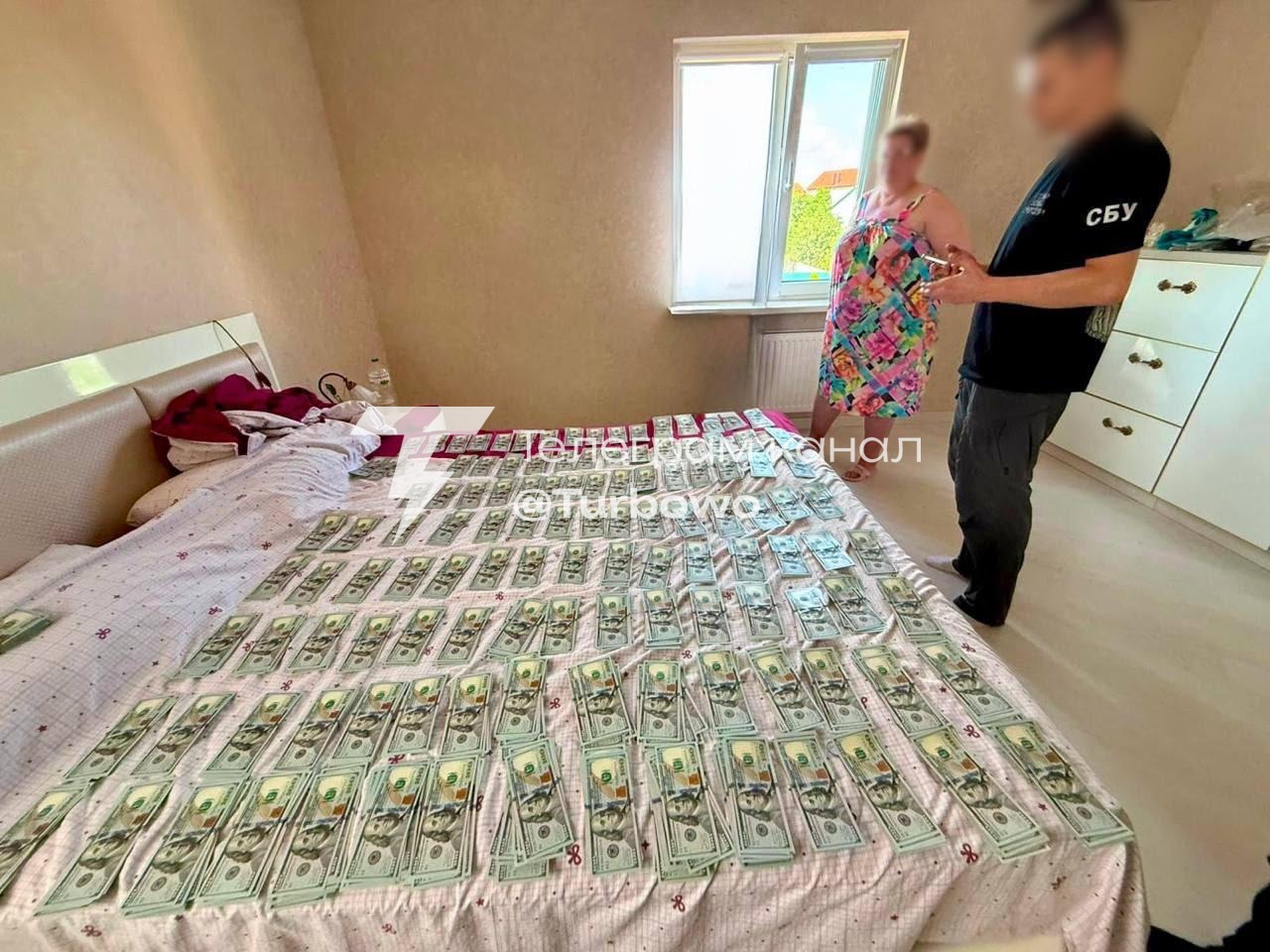 Замість ковдри — пачки доларів: у Харкові відбувається…