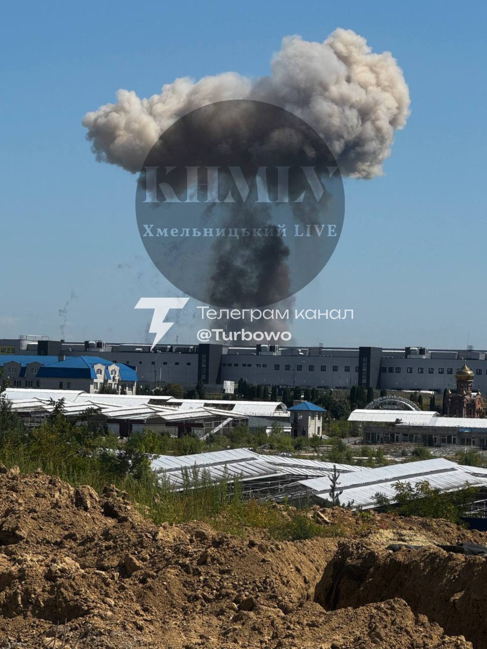 Хмельницький знову здригається від серії вибухів — місто затягує димом
