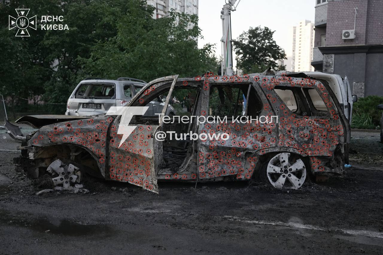 Шрапнель із ракети перетворила автомобіль на решето під час нічної атаки на Київ