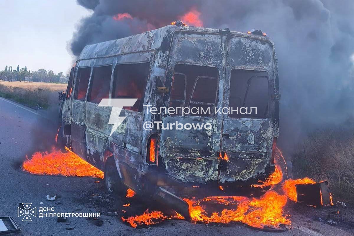 Росіяни атакували маршрутку на Дніпропетровщині за допомогою FPV-дрона: двоє людей…