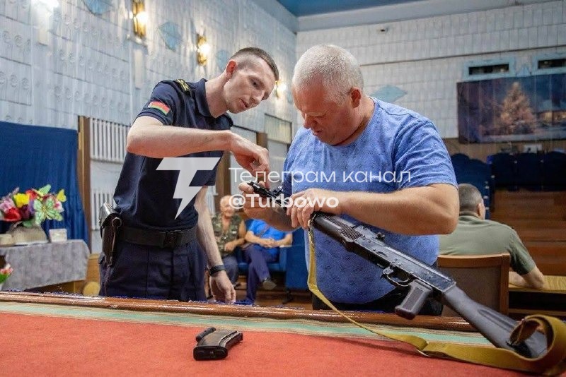 З'явилися кадри підготовки білоруського ополчення Добровольцям показують, як…