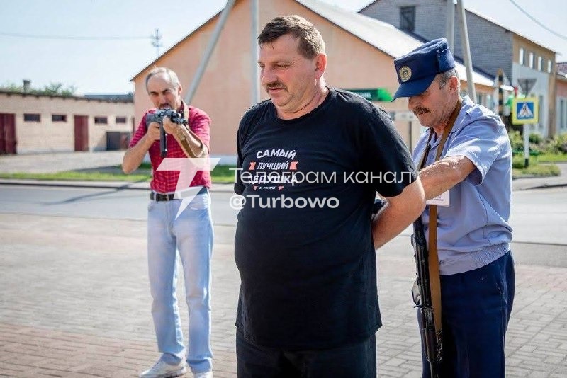 З'явилися кадри підготовки білоруського ополчення Добровольцям показують, як…