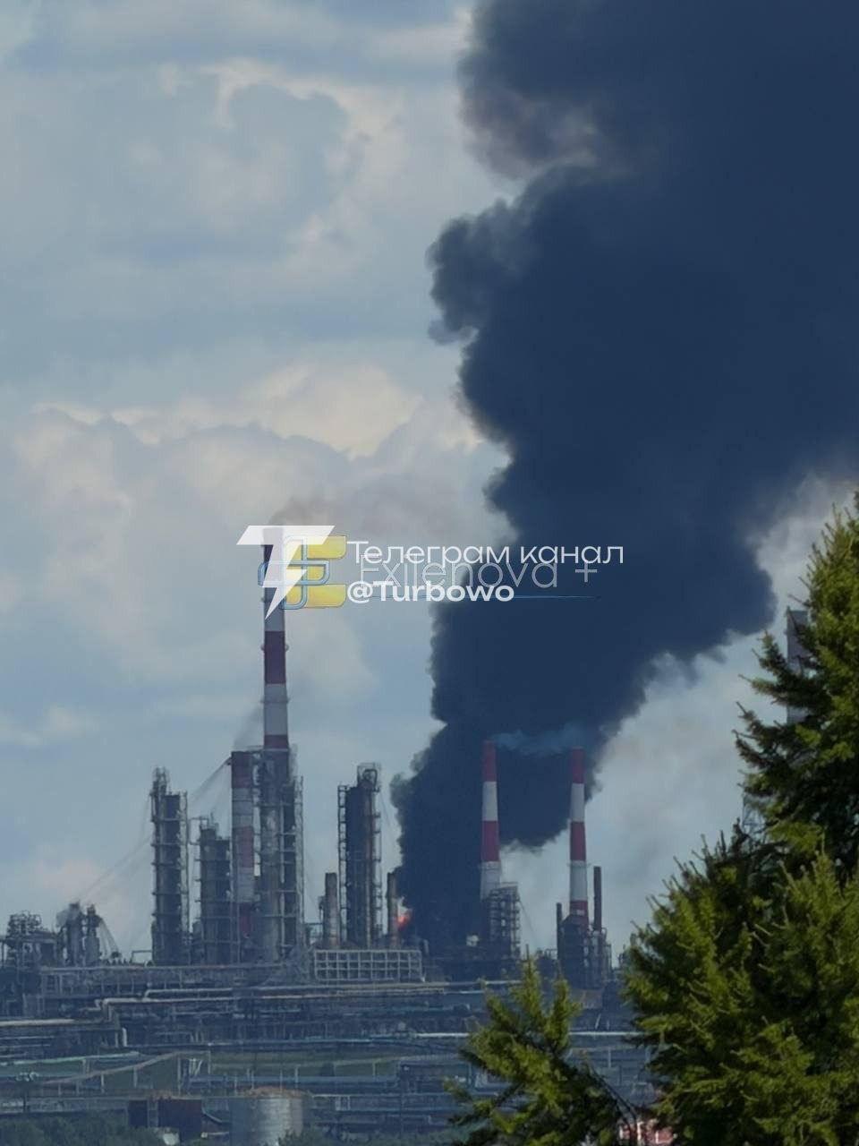 Прямо зараз БпЛА атакують нафтопереробний завод в Уфі Гучний вибух пролунав у…