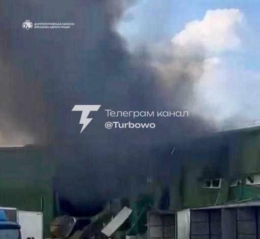 У Дніпрі росіяни вкотре атакували склади логістичної компанії На місці спалахнула…