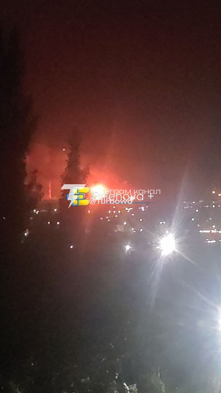 У російській Сизрані палає НПЗ після атаки БпЛА Місцеві повідомляють про серію…