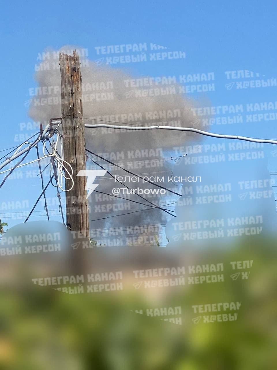 Росіяни атакували центр Херсона КАБами: над містом піднявся густий стовп диму