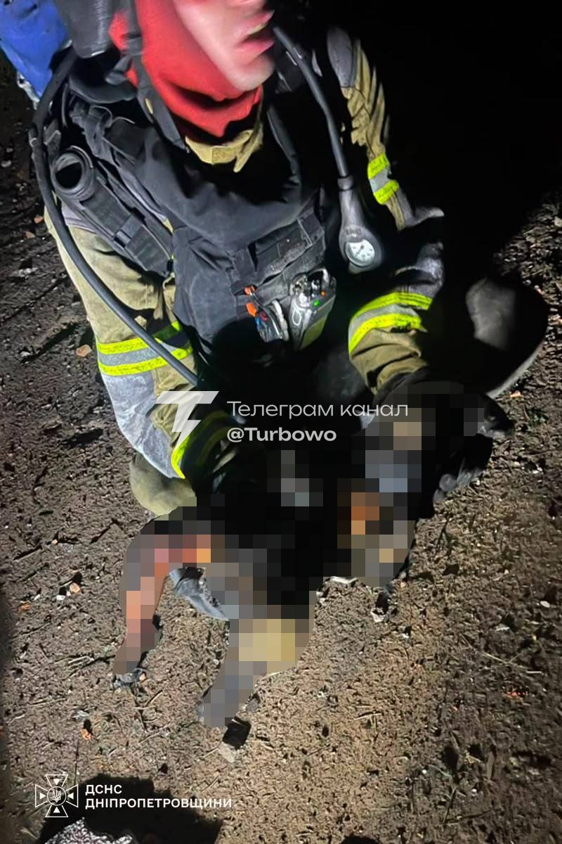 Рятувальник виносить зі зруйнованого будинку в Марганці тіло 3-місячного хлопчика —…