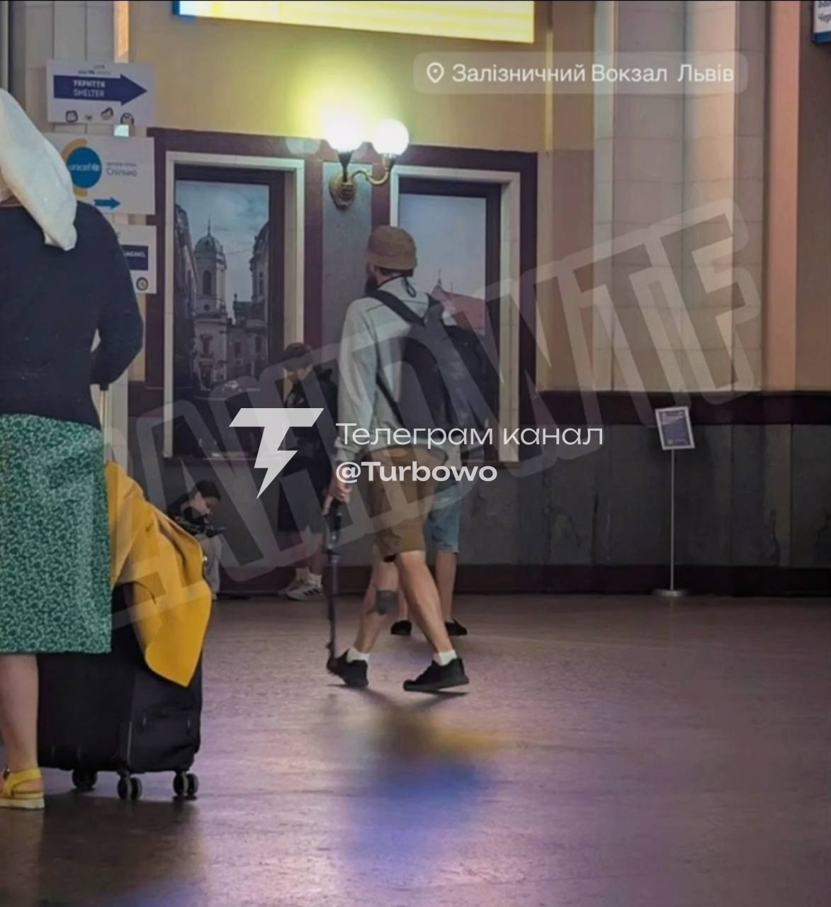 Чоловік зі зброєю спокійно йде по залізничному вокзалу Львова – будьте обережні