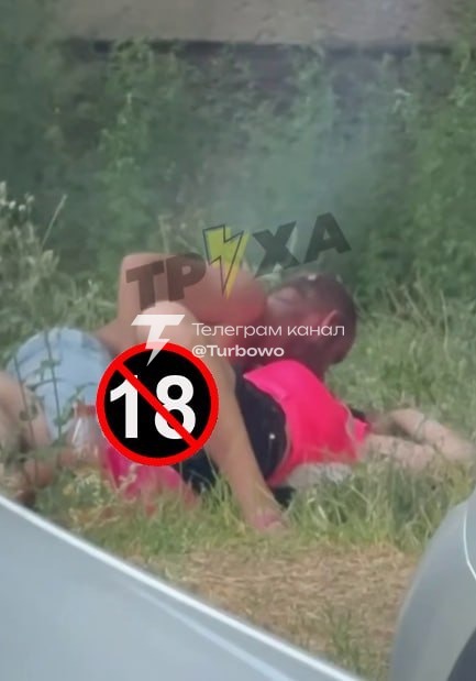 В Одесі парочка влаштувала інтим прямо у дворі багатоповерхівки 👀 📹 Відео без…
